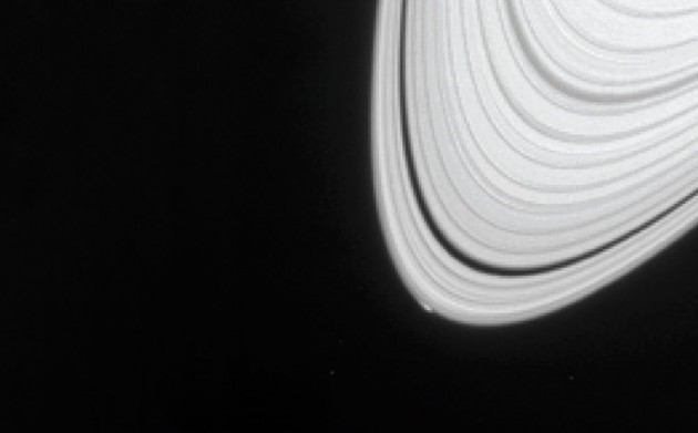 A l'extrémité de l'anneau F de Saturne, la sonde Cassini a saisi un nouveau satellite en formation. Ce bloc de glace de un kilomètre environ, qui perturbe l'anneau sur des milliers de kilomètres, est probablement une structure éphémère. Photo Ciclops/JPL/Nasa.