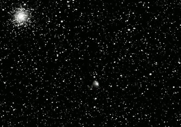 Photographiée à six cents millions de kilomètres du Soleil par la sonde Rosetta, la comète Churyumov-Gerasimenko développe déjà une chevelure de gaz et de poussières. Photo ESA.