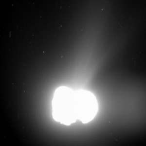 L'activité de la comète Churyumov-Gerasimenko a débuté bien plus tôt que ne l'envisageaient les planétologues européens. Les geysers, à la surface de l'astre glacé, qui en s'approchant de plus en plus du Soleil vont expulser dans l'espace une grande quantité de gaz et de glace, vont-ils perturber la mission Rosetta ? Photo ESA.