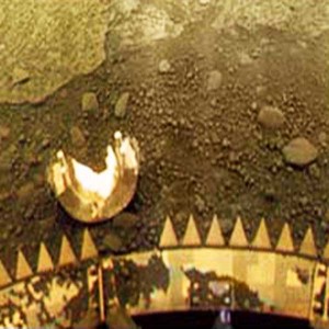 L'un des premiers, et les plus impressionnants autoportraits de toute la conquête spatiale : il a été réalisé en 1982 par la sonde soviétique Venera 13 dans les conditions infernales de la planète Vénus. Deux heures après s'être posée,  Venera 13 a succombé à la température de +450 °C...