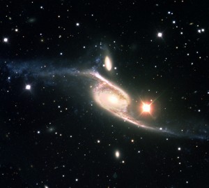 C'est la plus grande galaxie spirale actuellement connue dans l'Univers : NGC 6872 mesure plus de 500 000 années-lumière de diamètre, soit cinq fois plus que notre propre galaxie, la Voie lactée. Photographie prise par le Very Large Telescope installé au sommet de Cerro Paranal, dans le désert d'Atacama, au Chili. Photo ESO.