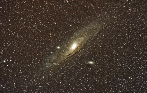 Cette photographie de la galaxie d'Andromède a été prise en pleine campagne, dans le Limousin, avec un boîtier Nikon D 4 et son objectif de 300 mm de focale installés sur une monture équatoriale. Cinquante poses de une minute chacune ont été ensuite additionnées à l'aide du logiciel astronomique Deep Sky Stacker. Photo Serge Brunier.