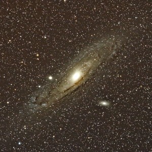 A 2.5 millions d'années-lumière, la galaxie d'Andromède est visible à l’œil nu. De part et d'autre de l'immense spirale, M 32 et NGC 205, satellites, sont observables dans de simples paires de jumelles. Photo S.Brunier.