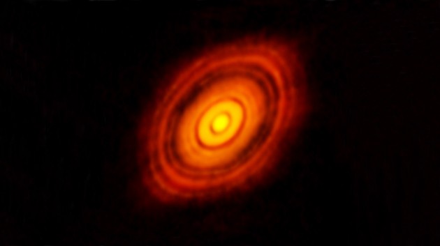 Le disque protoplanétaire qui entoure l'étoile naissante HL Tauri, observé par le réseau interférométrique Alma. Le disque s'étend sur plus de vingt milliards de kilomètres. Les divisions sombres dans le disque témoignent peut-être de la présence de planètes en formation autour de HL Tauri. Image ESO.