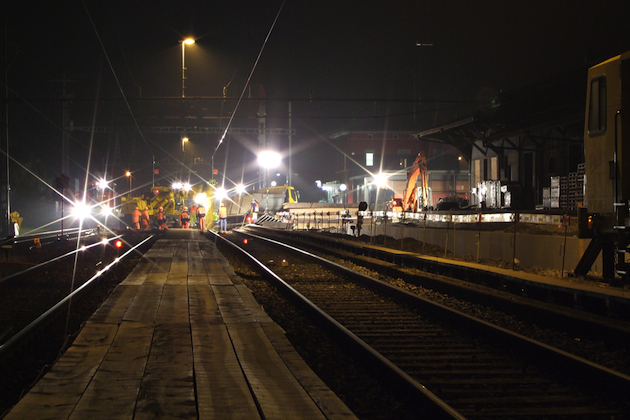 Des ouvriers sur un chantier nocturne. / Ph. Kecko via Flickr - CC BY SA 2.0