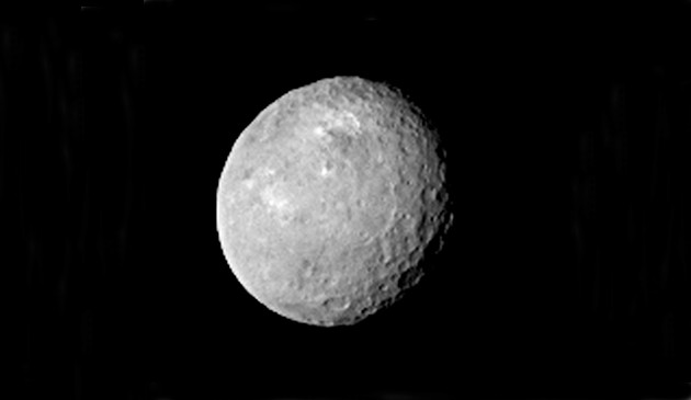 Une forme presque sphérique, une surface tachetée de blanc, couverte de cratères, des escarpements... Voici, révélée pour la première fois par la sonde américaine Dawn, la planète naine Cérès. Photo JPL/Nasa.