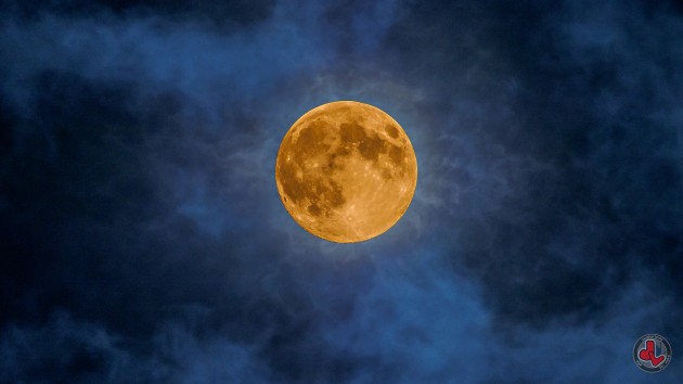 Lors des éclipses de Lune, quand la Terre s'interpose exactement entre elle et le Soleil, la Lune devient rousse à cause d la diffusion de la lumière rouge par l'atmosphère terrestre (Ph. Jonathan Leung via Flickr CC BY 2.0)
