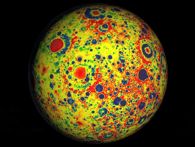 Le champ de gravité de la Lune (représenté en fausses couleurs) est trop faible pour garder un satellite (Ph. NASA/JPL-Caltech/MIT/GSFC)