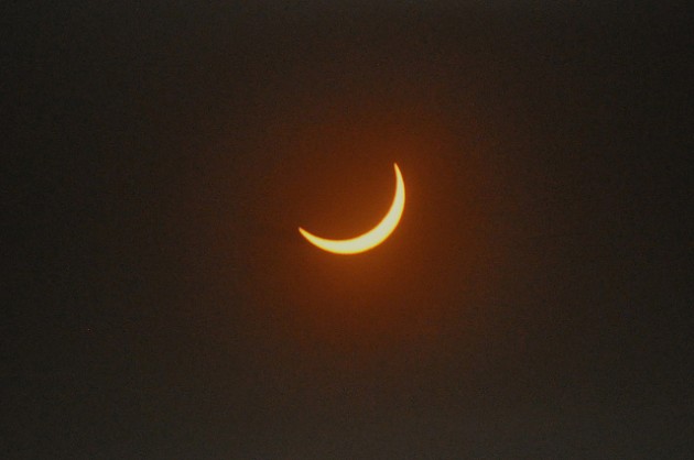 Une éclipse partielle telle qu'elle peut être observée à travers les lunettes spéciales. Ici, une éclipse qui a eu lieu le 13 novembre 2012 en Australie. / Ph. NASA Goddard space flight - CC BY 2.0