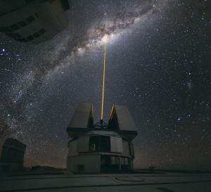 Le laser équipant l'optique adaptative du Very Large Telescope européen pointe en direction du centre galactique. Photo Y.Beletsky/ESO.