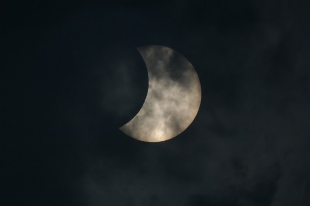L'éclipse vue des Canaries, sous un ciel nuageux / Ph. Victor R. Ruiz via Flickr - CC BY SA 2.0