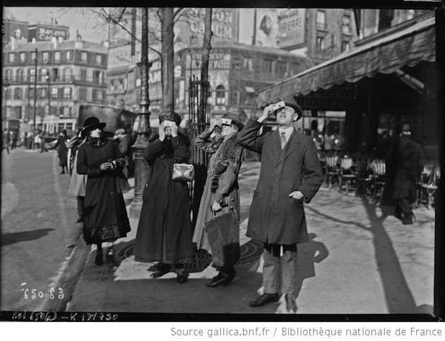 Le 8 avril 1921, les parisiens sont engoués par l'éclipse / Ph. Agence Rol via Gallica - Bibliothèque nationale de France