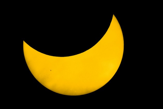 Le Soleil éclipsé avec une tache solaire visible à gauche / Ph. Carl Drinkwater via Flickr - CC BY SA 2.0