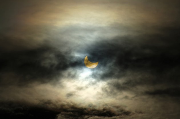 Une éclipse solaire partielle observée à Denver (Colorado) le 23 octobre 2014. / Ph. Anders Knudsen via Flickr - CC BY 2.0