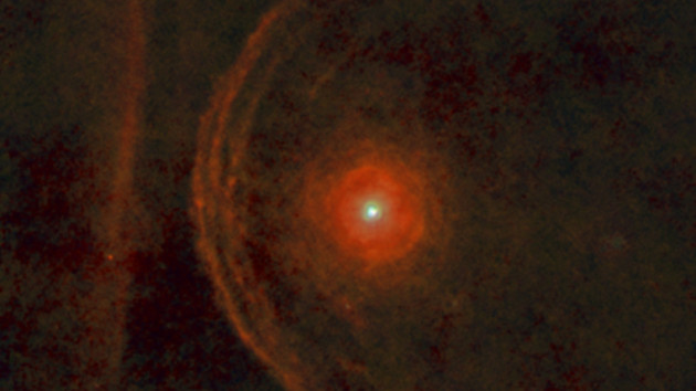 Quelques détails du champ magnétique développé par l'étoile Betelgeuse située à 500 années-lumière de nous (Crédit : ESA/Herschel/PACS/L. Decin et al.)