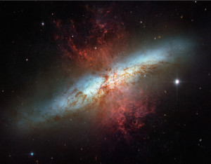 M 82 de la Grande est une galaxie irrégulière, sujette à une flambée de jeunes étoiles. Photo Nasa/ESA/STSCI.
