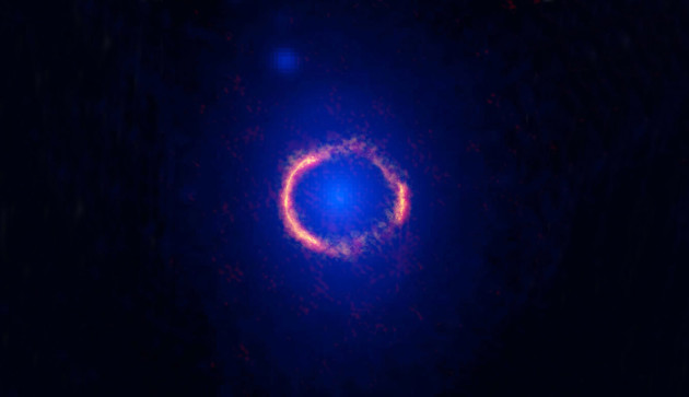 A 11,5 milliards d'années-lumière de la Terre, l'image de la galaxie SDP.81 dessine un spectaculaire anneau d'Einstein sous l’œil de Alma. Ce mirage gravitationnel est provoqué par une galaxie d'avant-plan, située à 4 milliards d'années-lumière seulement. Ces deux galaxies et la Terre étant parfaitement alignées, l'espace-temps courbe de la galaxie d'avant-plan dévie les rayons lumineux de la galaxie d'arrière-plan. Cette image, prise à 1 millimètre de longueur d'onde, est d'une exceptionnelle précision : elle est deux fois plus nette que ce que pourrait faire le télescope spatial Hubble. Photo ESO/NRAO.