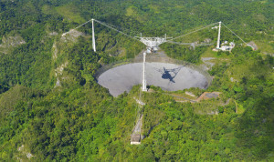 Le 16 novembre 1974, une impulsion radio d'un mégawatt a été émise par l'antenne géante d'Arecibo, à Puerto Rico, en direction de l'amas d'étoiles d'Hercule. Ce message destiné à d’hypothétiques extraterrestres, a été écris par les astronomes Frank Drake et Carl Sagan, infatigables promoteurs de la recherche de civilisations extraterrestres. L'amas d'Hercule se trouvant à 22 000 années-lumière, le message d'Arecibo a déjà parcouru environ 0,2 % du trajet... Photo S.Brunier. 