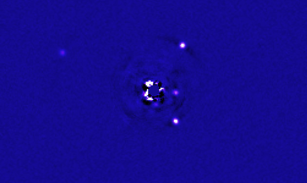 L'étoile HR 8799 se situe à 130 année-lumière de la Terre, dans la constellation de Pégase. Masquée ici par le système d'optique adaptative du Large Binocular Telescope (LBT), elle est entourée de quatre planètes géantes. Photo LBTO. 