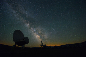Le Allen Telescope Array est un réseau de 42 antennes de 6 mètres de diamètre installé en Californie, destiné pour moitié à la recherche astronomique, pour moitié à l'écoute d'hypothétiques civilisations extraterrestres. L'écoute radio du ciel a débuté en 1960, avec le projet Ozma imaginé par Frank Drake. Puis SETI (Search for Extra Terrestrial Intelligence) a pris le relais, d'abord avec des fonds publics, puis privés. Plus d'un demi siècle d'écoutes, sans résultat jusqu'ici. Dernièrement, le Allen Telescope Array a été pointé vers des exoplanètes situées dans la zone dite « habitable » de leur étoile. Silence radio, encore. Photo S.Brunier.