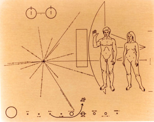 C'est Frank Drake, l'astronome qui a commencé à écouter le ciel dans l'espoir d'enregistrer des communications extraterrestres, l'astronome Carl Sagan et son épouse artiste Linda Sagan qui ont conçus les plaques d'aluminium doré embarquées à bord des sondes Pioneer 10 et 11. Ces deux sondes, lancées en 1972 et 1973 sont actuellement toujours dans le système solaire, à seulement 16 et 14 milliards de kilomètres du Soleil environ. Les plaques racontent en image la Terre, ses habitants, et la position de notre planète dans la Galaxie. Bien sûr personne ne les lira jamais, elles n'étaient pas destinées aux extraterrestres mais aux Terriens, afin qu'ils soutiennent l'exploration scientifique du cosmos. Photo Nasa.