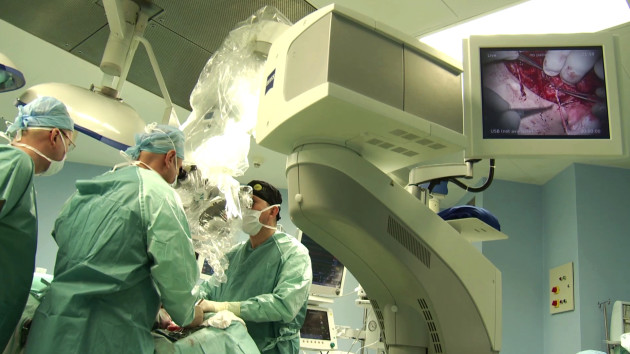 La dernière phase de l'opération, qui a consisté à placer le greffon dans la gorge du patient et à le relier aux organes et vaisseaux. / Ph. © WP