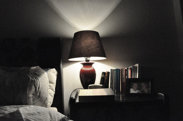 L'éclairage artificiel nous aurait fait perdre une heure de sommeil. — Ph. youngshanahan / Flickr / CC BY 2.0