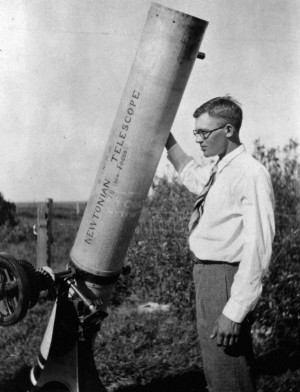 Clyde Tombaugh (1906-1997) était un astronome amateur de talent, qui fut embauché à l'observatoire Lowell, en Arizona. C'est là qu'il découvrit sur une photographie la planète Pluton. Photo Lowell Observatory. 