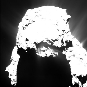 L'activité de la comète Churyumov-Gerasimenko augmente progressivement sous le regard de la sonde Rosetta, qui l'accompagne dans sa course autour du Soleil depuis le mois d'août 2014. Photo ESA.