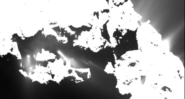 Des geysers de glaces et de poussières s'échappent de la comète Churyumov-Gerasimenko, une demie-heure après le coucher du Soleil sur le petit astre. Photo ESA.