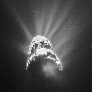 A la mi août 2015, la comète s'approchera jusqu'à 185 millions de kilomètres du Soleil et son activité sera maximale. La comète, jusqu'à la fin août pourrait expulser dans l'espace près d'une tonne de glaces, de gaz et de poussières à chaque seconde... Photo ESA.