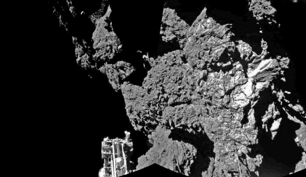 Cette image est historique... Elle montre la petite falaise rocheuse contre laquelle le module Philaé, dont on voit au premier plan l'un des pieds métalliques, s'est finalement arrêté. Photo ESA.
