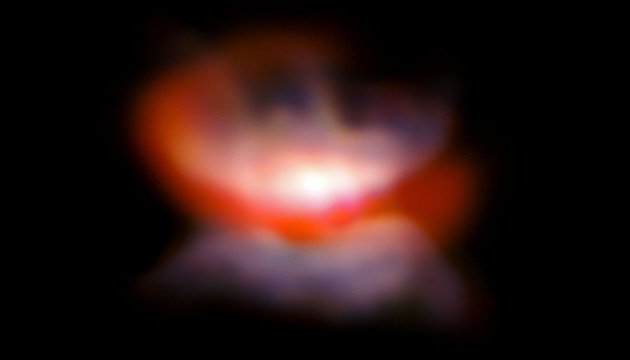 Cette image de l'étoile géante rouge L2 Puppis est l'une des meilleures photographies de toute l'histoire de l'astronomie. Trois fois plus précise que les images prises dans l'espace par le télescope Hubble, elle a été réalisée avec l'un des quatre télescopes de 8,2 m de diamètre du réseau européen VLT (Very Large Telescope) équipé de l'optique adaptative Sphere. Photo ESO.