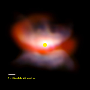 L'étoile géante rouge L2 Puppis est noyée dans le gaz et la poussière qu'elle expulse. Sur cette image, elle est représentée, à l'échelle, par un petit disque jaune. Photo ESO.