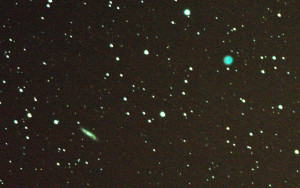 Dans la Grande Ourse, un effet de perspective cosmique... En avant-plan, à deux mille années-lumière de la Terre, la nébuleuse M 97 luit de son bel éclat vert émeraude... Loin derrière elle, la galaxie spirale NGC 3556 apparaît. Elle est distante de plus de quarante millions d'années-lumière. Cette image montre les limites de la photographie du ciel sans télescope : le temps de pose unitaire de trois secondes est trop long, les étoiles ne sont plus ponctuelles, mais déformées. Photo S.Brunier.