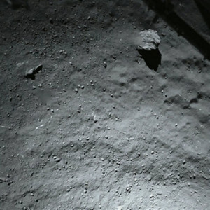Juste avant de tenter d'atterrir sur la comète Churyumov-Gerasimenko, Philaé a pris cette photo de la surface, depuis une altitude de quarante mètres. Photo ESA.