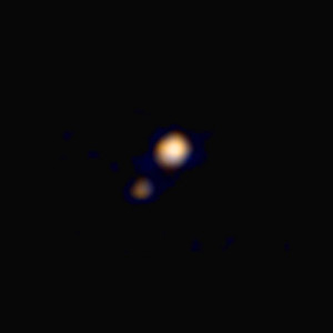 Pluton et son satellite Charon, photographiés par la sonde New Horizons. Ce couple est exceptionnel, car le satellite, mesurant 1207 kilomètres de diamètre, est très grand par rapport à sa planète, qui mesure 2306 kilomètres. Les deux astres ne sont séparés que par 19 000 kilomètres, et sont reliés par un fil gravitationnel invisible : ils présentent toujours la même face à leur compagnon. Photo Nasa.