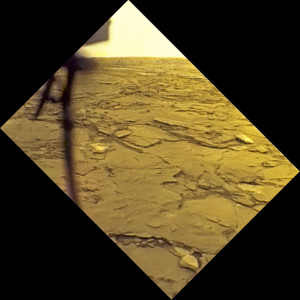 Une autre image du paysage vénusien, photographié le 5 mars 1982 par la sonde soviétique Venera 14. Aucune sonde ne s'est posée sur Vénus depuis 33 ans, quand Mars est arpentée en tous sens par des sondes des années durant, depuis une quinzaine d'années... N'est-il pas temps de renvoyer des robots sur la mystérieuse et fascinante Vénus ? Photo Russian Academy of Sciences/Ted Stryk.
