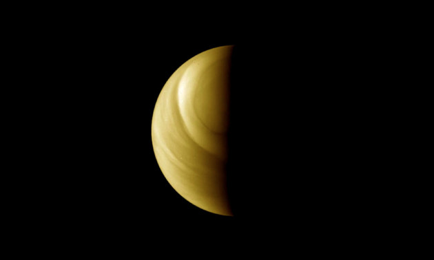 Vénus a presque la même taille et la même masse que la Terre. Mais son atmosphère épaisse de gaz carbonique et sa proximité au Soleil ont emballé un effet de serre qui porte aujourd'hui sa température moyenne à 465 °C. La surface de la planète est invisible, cachée par cent kilomètres de brume et de nuages. Seuls les radars, et dans une moindre mesure les caméras infrarouges, permettent de voir ce qui se passe à la surface de la planète. Photo Venus Express, ESA.
