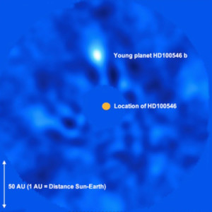 Sur cette image infrarouge prise par le Very Large Telescope européen et son optique adaptative Naco, la planète naissante HD 100546 b apparaît nettement. Au centre de l'image, le trop fort rayonnement de l'étoile a été effacé par le traitement d'images. Photo ESO.