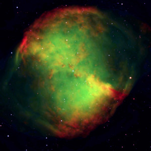 M 27, la nébuleuse de l'Haltère, est grande et brillante, mais peu colorée lorsqu'on l'observe dans un télescope d'amateur. Elle se situe à moins de 900 années-lumière, dans la constellation du Petit Renard. Photo ESO.