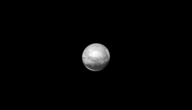 La planète naine Pluton, vue par la sonde New Horizons le 8 juillet 2015, à 8 millions de kilomètres de distance. Pluton est une planète naine, comme Cérès et des centaines, peut-être des milliers d'astres comparables, circulant aux confins du système solaire. Photo Nasa.