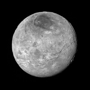 Pluton et Charon forme une véritable "planète double". Comme Pluton, Charon a révélé aux planétologues une complexité et une activité géologique extraordinaires, insoupçonnée pour des mondes situés si loin du Soleil. Photo Nasa.