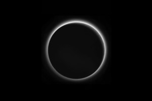 En s'éloignant de Pluton, la sonde New Horizons s'est retournée, pour observer la planète naine à contre jour... Sur cette image exceptionnelle, le petit monde plongé dans la nuit révèle son atmosphère, éclairée par le Soleil... Photo Nasa.