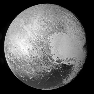 En croisant la mystérieuse Pluton, la sonde américaine a révélé un monde extraordinairement complexe. L'absence de cratères d'impacts dans de nombreuses régions de la petite planète témoigne d'une intense activité, essentiellement glaciaire. Photo Nasa.