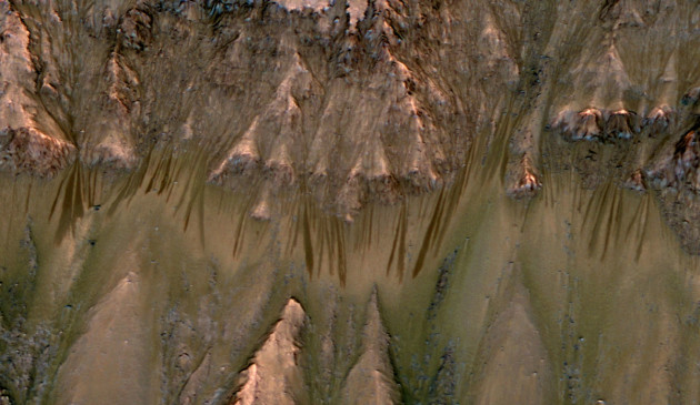Les planétologues ont découvert les Recurring slope lineae – lignes de pente récurrentes – sur les images prises par la sonde Mars Reconnaissance Orbiter. Un fluide coulait manifestement sur Mars. Nous savons aujourd'hui qu'il s'agit d'eau salée... Photo Nasa.