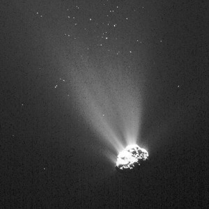 Sur cette image prise par la sonde Rosetta, des poussières et des blocs échappés de sa surface dessinent une constellation étoilée. Photo ESA.