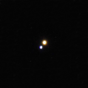 Albireo est constituée d'un couple d'étoiles jaunes, impossible à distinguer avec un télescope, autour duquel tourne une étoile bleue. Six cents milliards de kilomètres séparent le couple d'étoiles jaunes de sa compagne bleue. Photo Nasa.