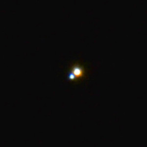 Mirach est une étoile triple de la constellation d'Andromède, constituée d'une étoile géante rouge et de deux étoiles bleues, serrées l'une contre l'autre, et que les petits télescopes ne peuvent distinguer séparément. Photo Serge Brunier.