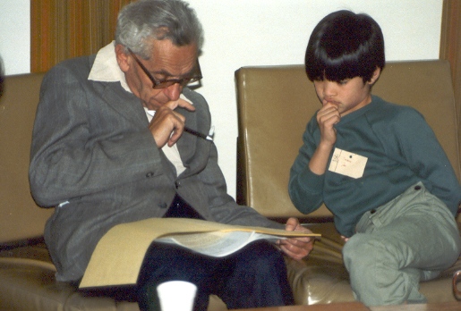 Sur cette photo, Paul Erdős, celui qui a posé la conjecture, et Terrence Tao (à 10 ans), celui qui vient de la résoudre (Ph. Terrence Tao via Wikicommons CC BY-SA 2.0).